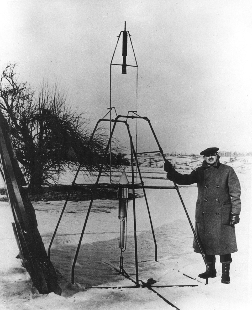 Goddard and liquid oxygen-gasoline rocket (1926)