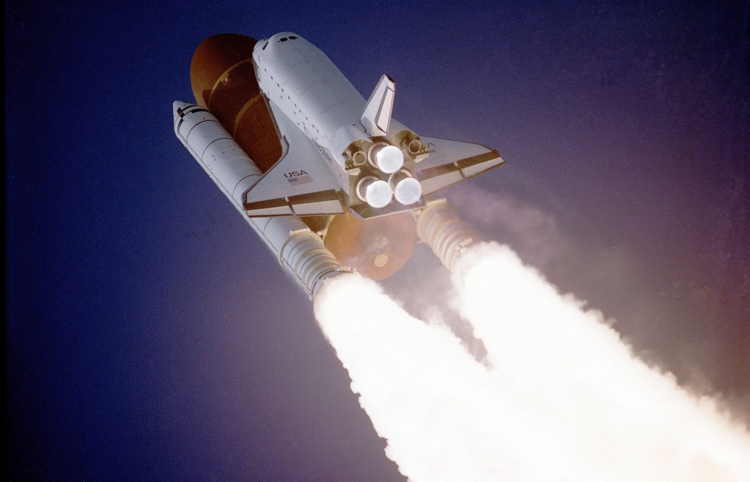 Space Shuttle Atlantis launching on the STS-27 mission on 2 December 1988,
propelled by its two solid rocket boosters (SRBs) and cluster of three RS-25 engines
(the Space Shuttle Main Engine, or SSME). Source: NASA.